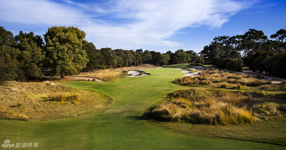 俯瞰视角下,蜿蜒的球道如同绿色丝带穿梭在湖泊与森林之间