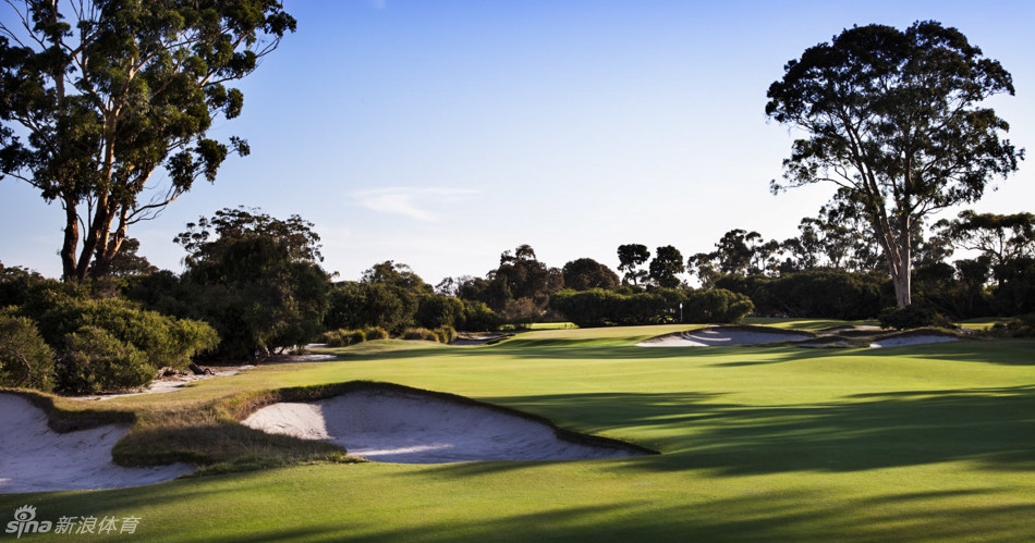 翠绿整齐的果岭上,高尔夫球洞旗在微风中轻轻飘扬