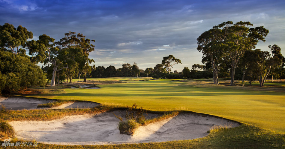 清晨的薄雾轻柔笼罩球场,球道在静谧中等待着第一位击球手