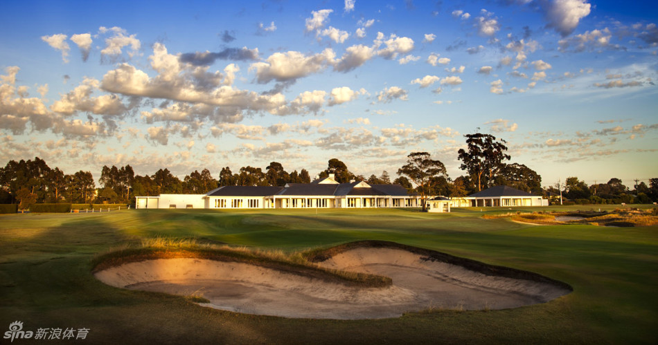 三三两两的球友漫步于开阔球道上，享受着漫步绿茵的惬意时光