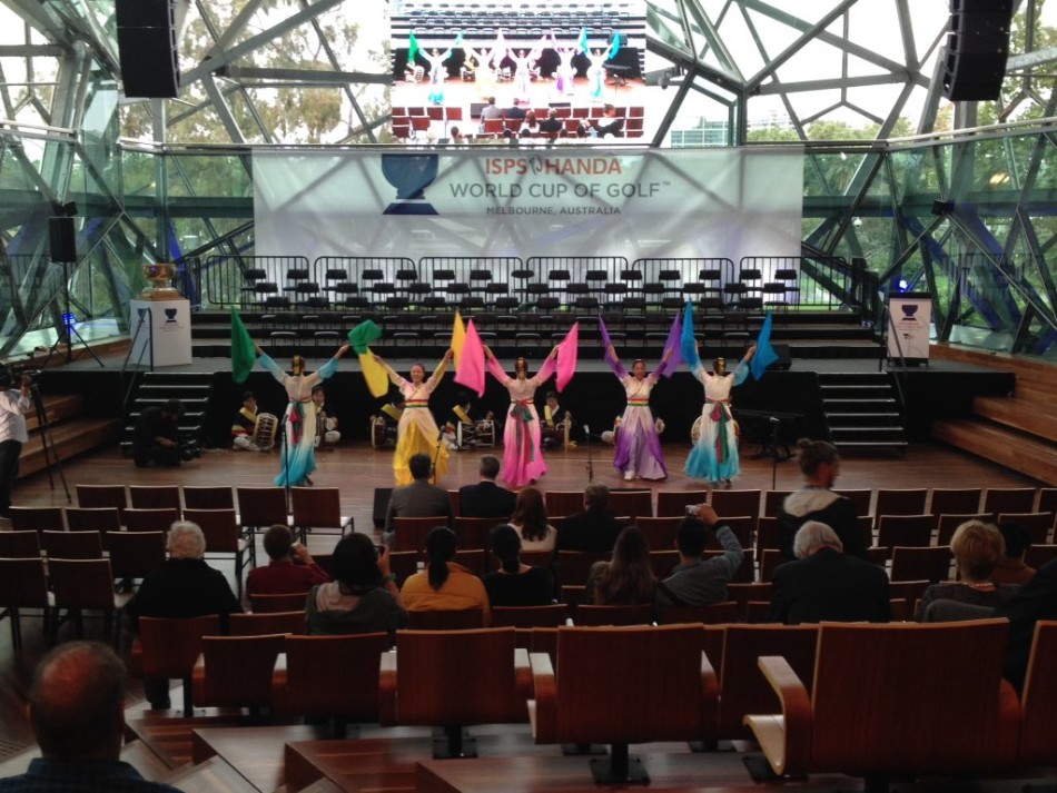 巨大的赛事吉祥物活跃在开幕式现场,与观众欢乐互动