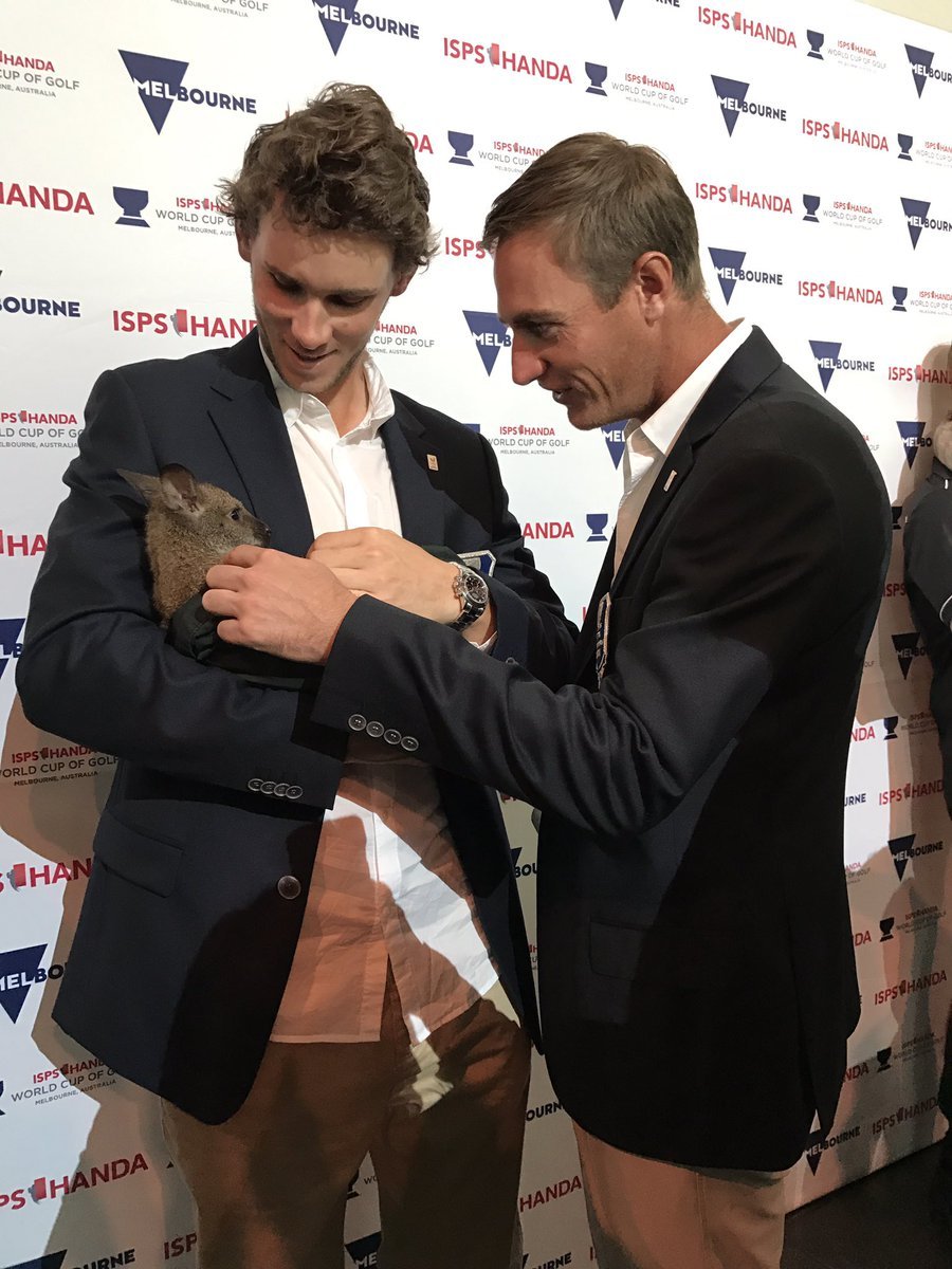 世界杯开幕式上,绚丽的舞台灯光与巨型地球装置交相辉映