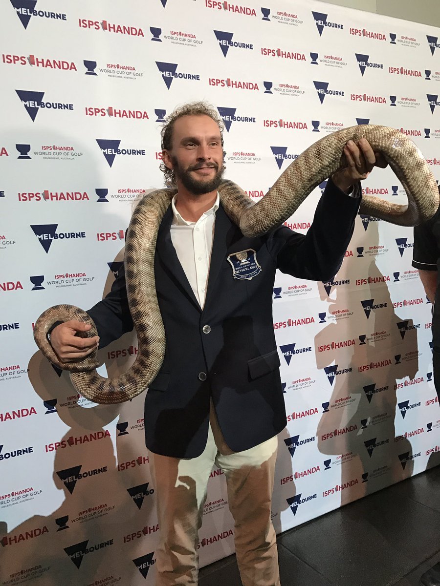 开幕式演出环节,表演者身着融合现代与传统的服饰进行团体舞蹈