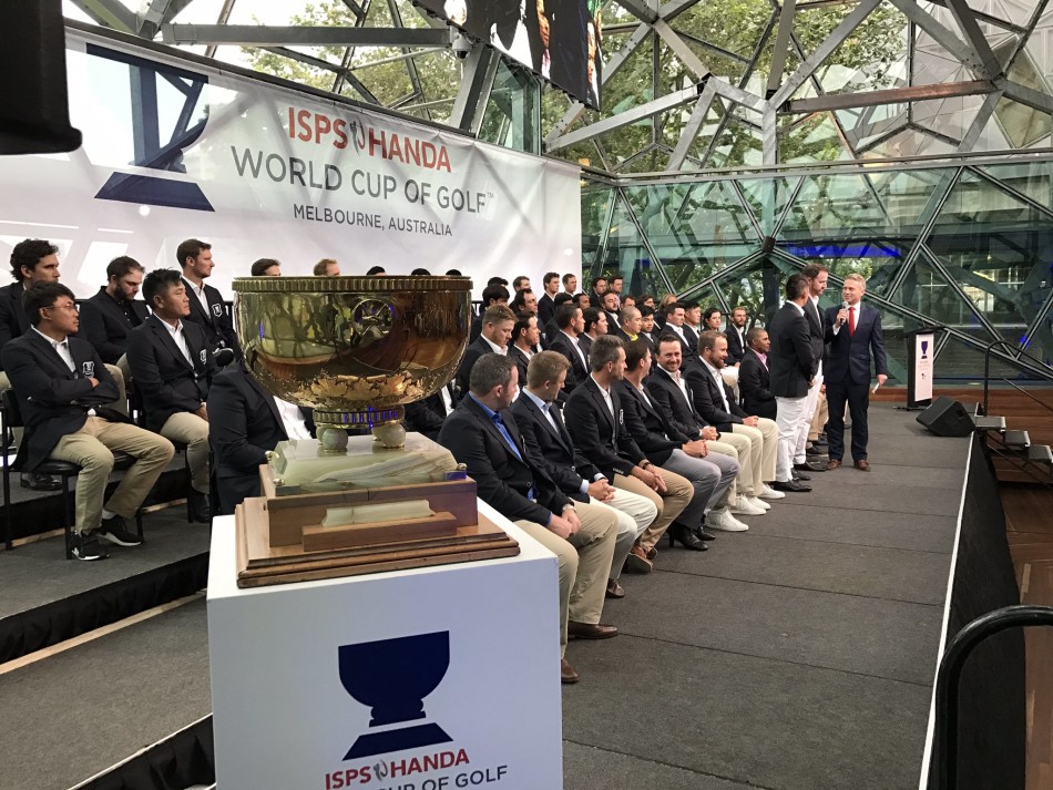 璀璨的烟花在世界杯开幕式场馆上空绽放,点亮夜空