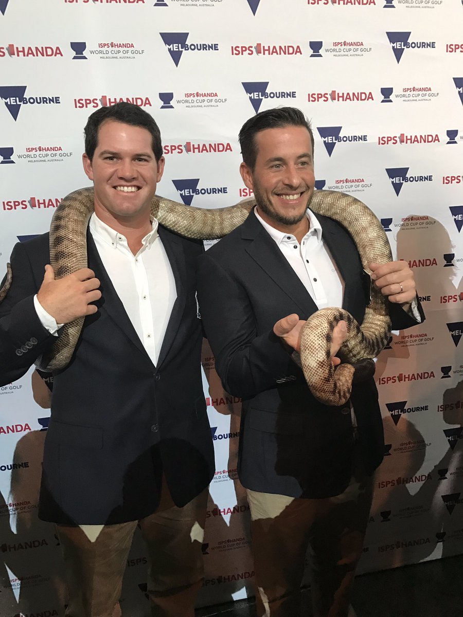 参赛队伍代表齐聚开幕式中央舞台,背景是巨大的赛事会徽