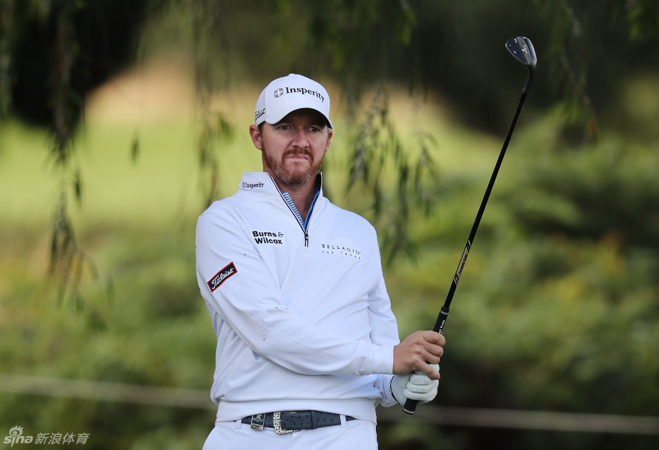 吉米·沃克尔在练习轮中大力开球，动作充满力量感，白色球杆在空中划出清晰弧线。