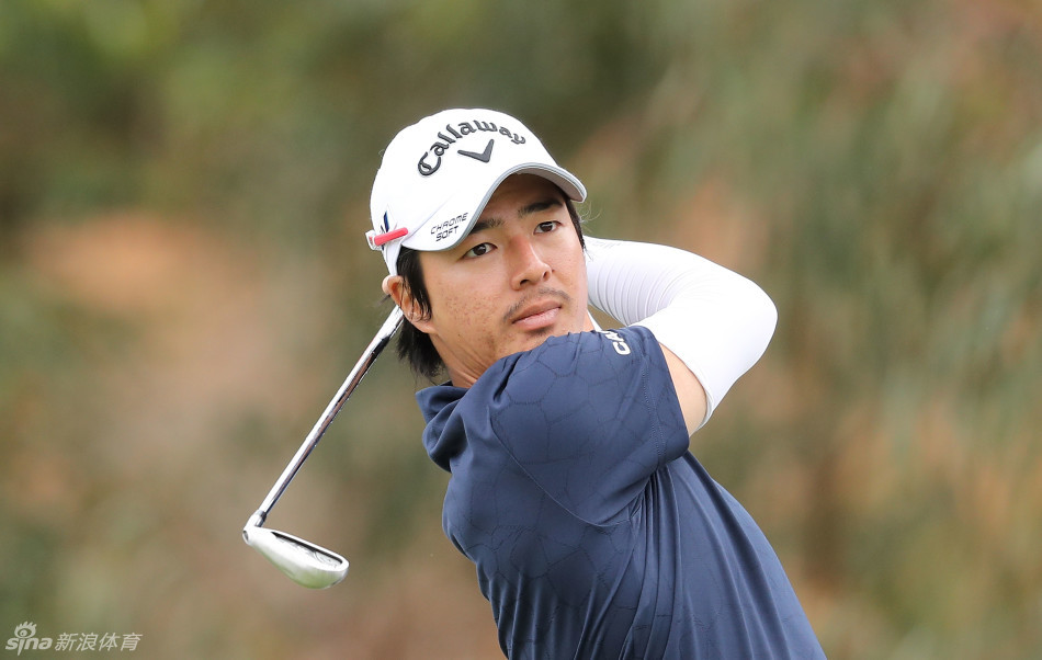 克里斯·伍德在长草中观察球位，高挑的身材和认真的侧脸展现出职业球手的专业态度。