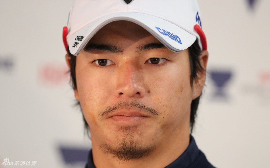 格莱姆·麦克道尔在配对赛中俯身，正微笑着与同组的残障球手进行战术交流。