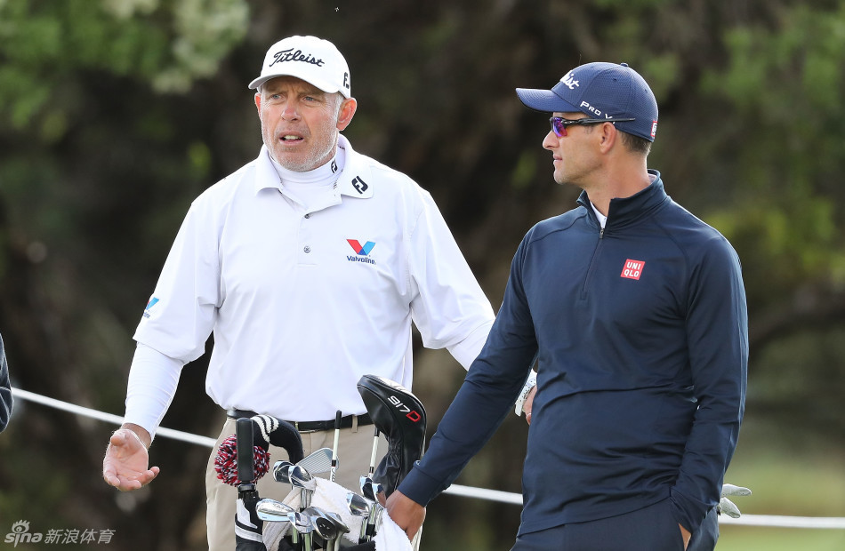 瑞奇·福勒在记者会上开怀大笑，色彩鲜艳的服饰与他阳光的性格相得益彰。