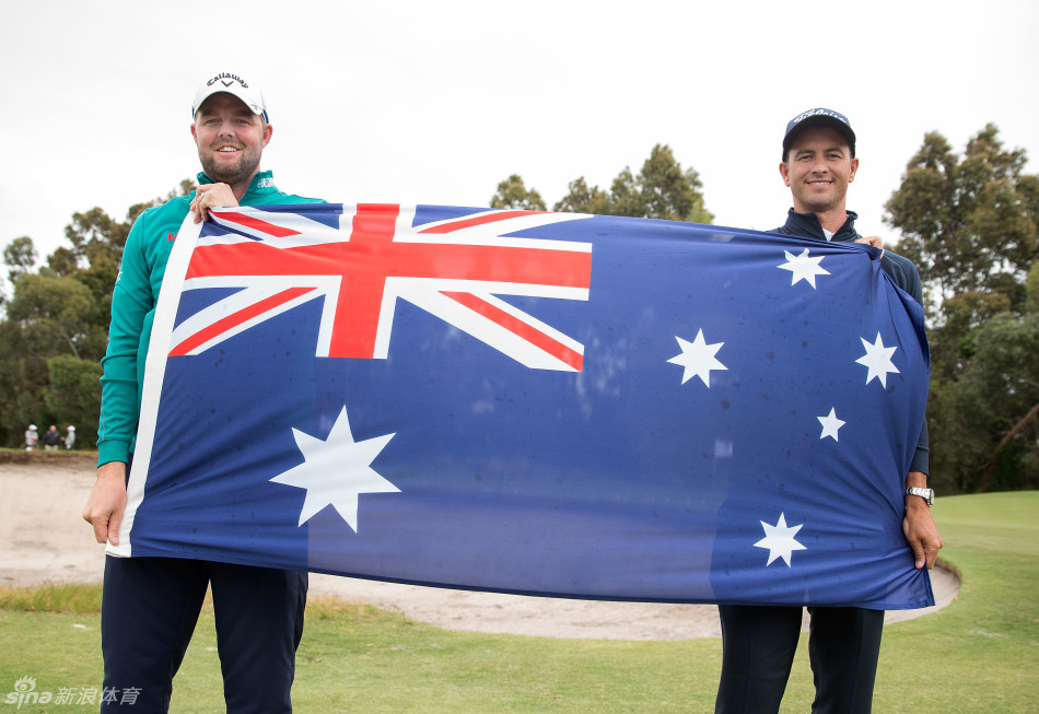 亚当·斯科特在练习果岭上专注推杆，姿态优雅而沉稳，阳光为他的身影镀上一层金边。