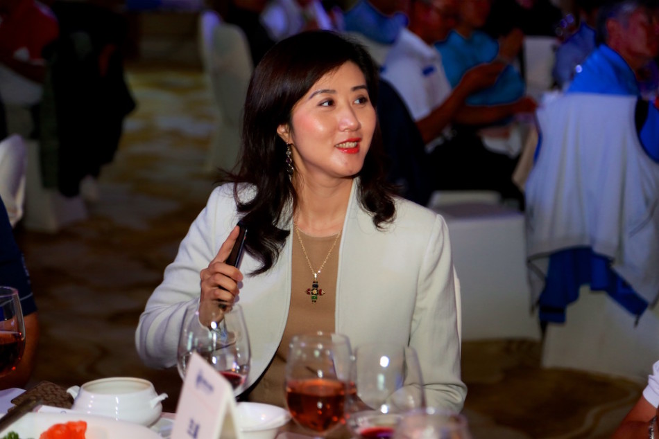 配对赛所有参赛球手与嘉宾在出发台前拍摄大合影，人群汇聚，气势恢宏，为当日的活动画上圆满的句号。