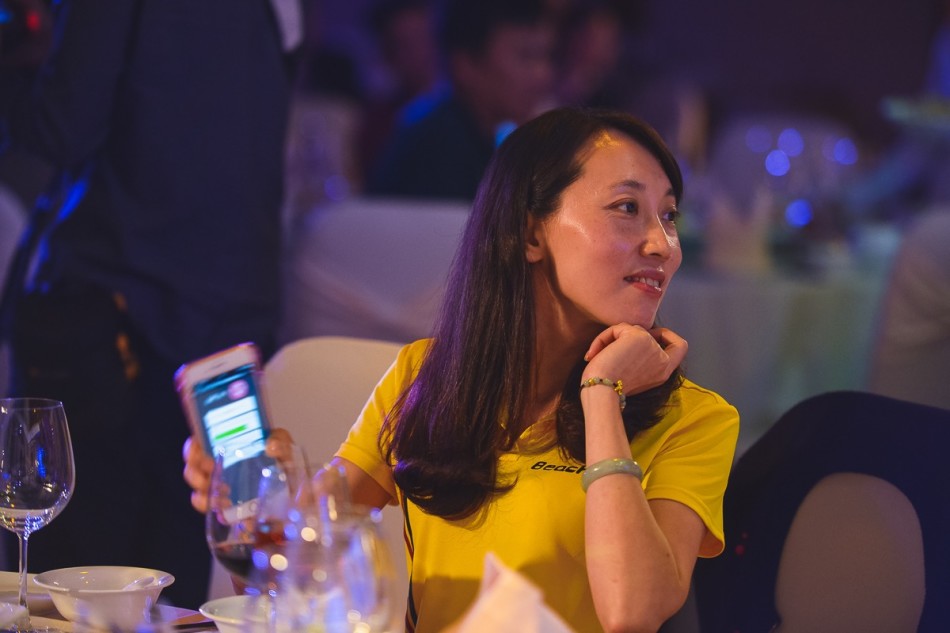 阳光洒在开阔的球道上，高尔夫球车整齐停放，球员与球童准备出发，宁静中充满了对即将开始比赛的期待。