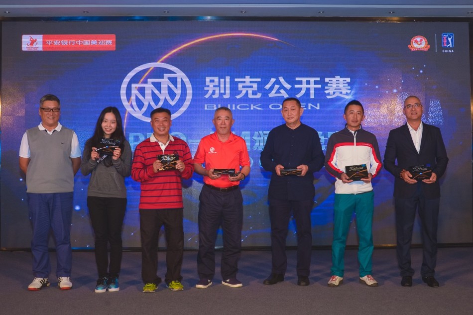 冠军球手在果岭上俯身仔细观察推杆线路，神情专注沉着，展现了职业运动员对待每一杆的严谨态度。