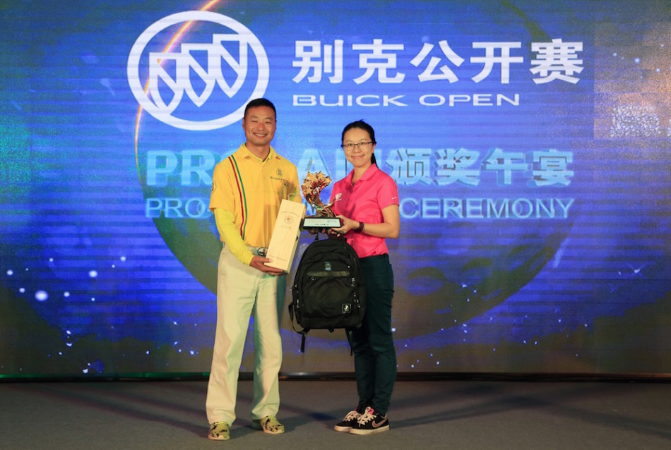 职业与业余球手在果岭边亲切交流，一位球手指点着推杆线路，氛围专注而融洽，尽显高尔夫传承互助的精神。