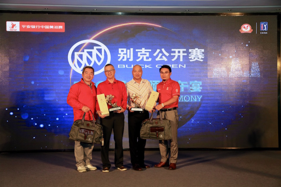 一位女性高尔夫球手在球道上优雅挥杆，白色上衣与绿色草地形成鲜明对比，阳光为其身影勾勒出自信的轮廓。