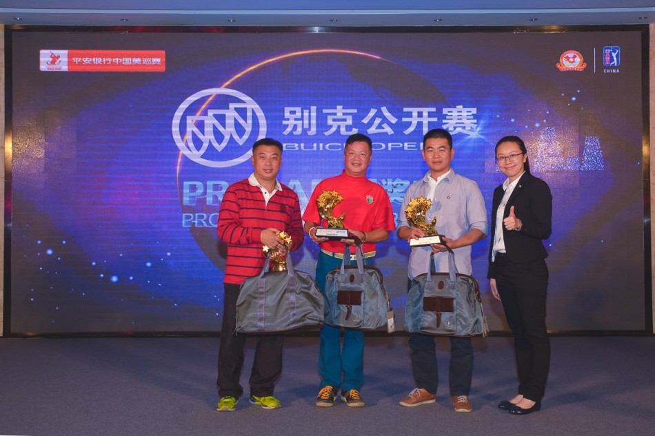 亚军组合与颁奖嘉宾在背景板前合影留念，他们手持奖杯与鲜花，神情愉悦，共同庆祝这来之不易的荣誉时刻。