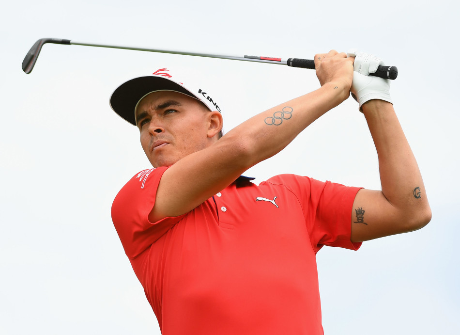 中国选手李昊桐在球道上大力开球，动作流畅充满力量，目光坚定地望向前方落球区。