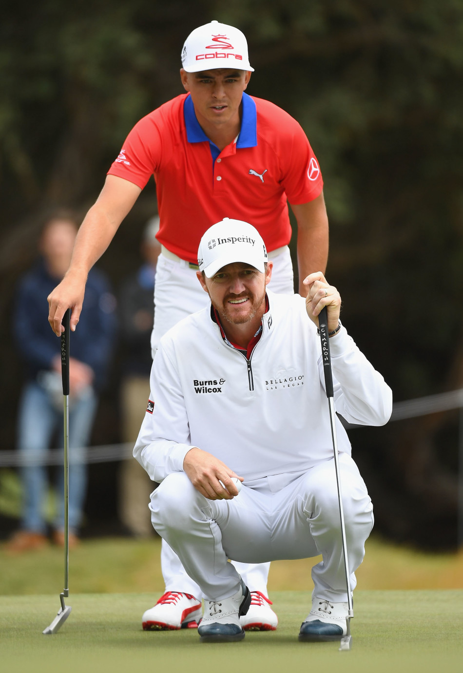 杰米·沃克尔在果岭边沙坑中直接切球入洞，他兴奋地高举双臂庆祝，这一幕发生在他们连续抓鸟的关键阶段。