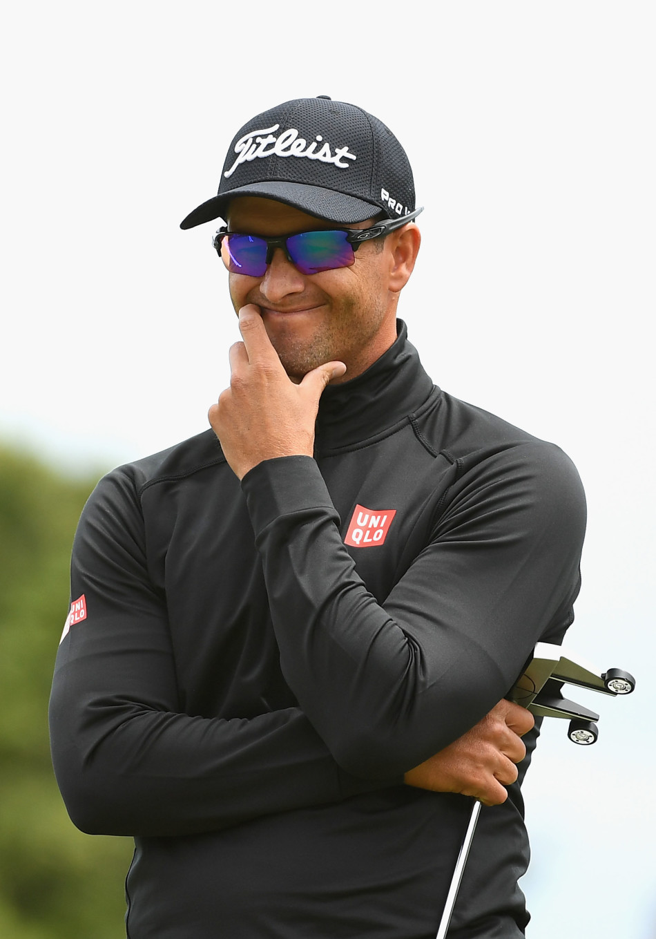 亚当·斯科特眉头紧锁站立在发球台，强风吹动了他的衣角与发梢，他正为在风中做出精准一击而深思。