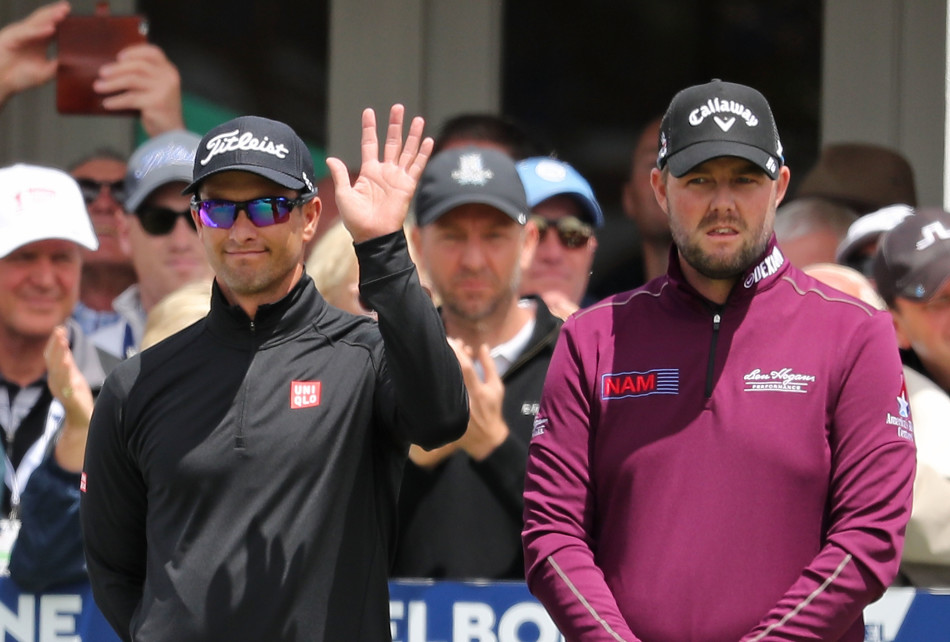 瑞奇·福勒在沙坑中完成一次漂亮的救球，沙杆划起一道弧线，沙砾飞扬，小球直奔旗杆而去。