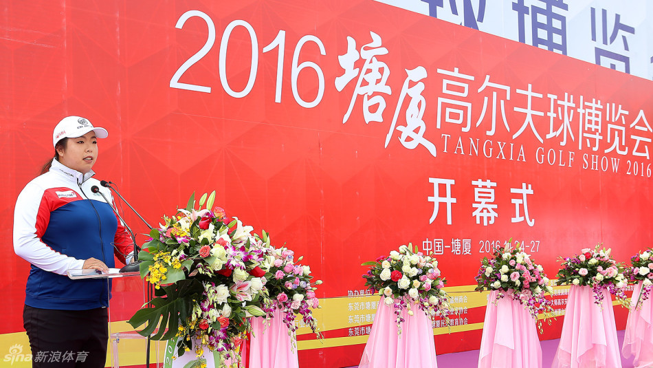 冯珊珊面带微笑，庄重地从颁奖嘉宾手中接过刻有巾帼翘楚国之荣光字样的水晶奖杯