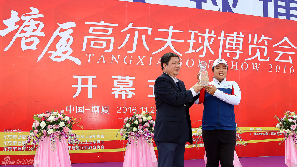 冯珊珊工作室展位前围满了兴奋的青少年球迷，她正耐心地为一位小球迷签名