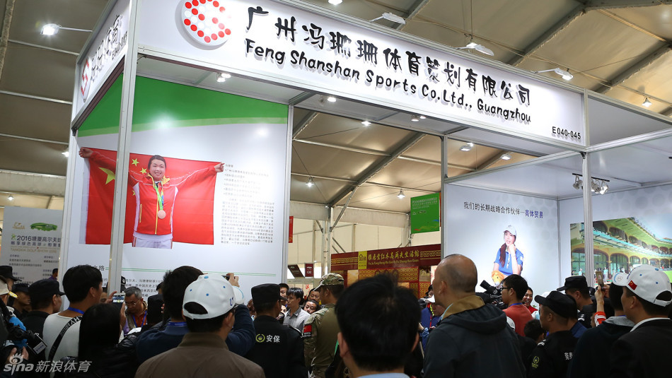 冯珊珊工作室的展位设计时尚醒目，成为展会中青少年高尔夫爱好者汇聚交流的热门地点