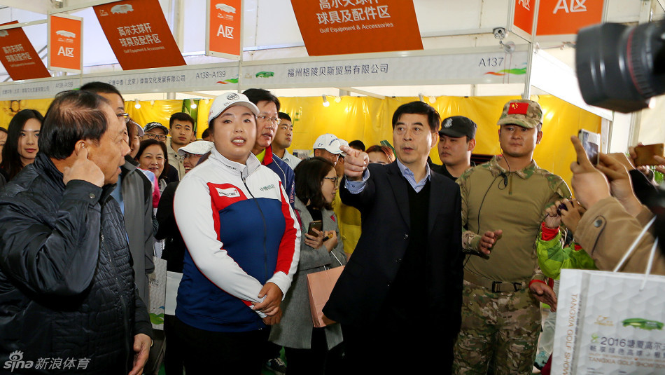 热情的球迷们手持各式纪念品排成长队，翘首期盼偶像冯珊珊的签名，现场气氛火爆