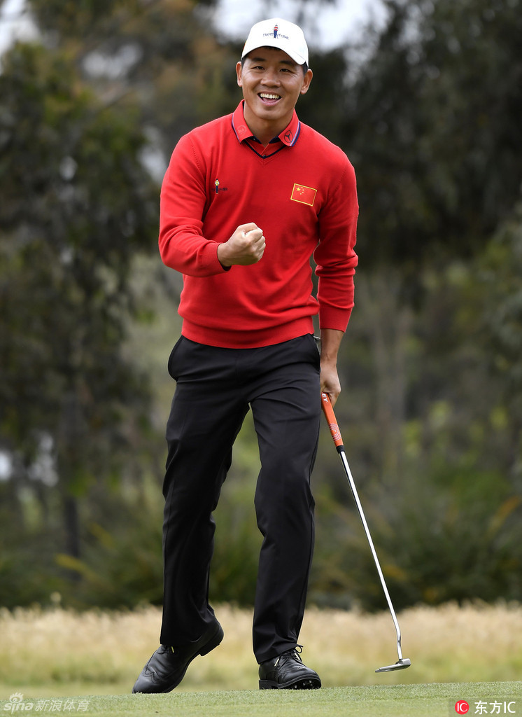 吴阿顺在关键时刻紧握拳头，为自己和队友的精彩表现加油鼓劲，脸上写满了坚定与决心。