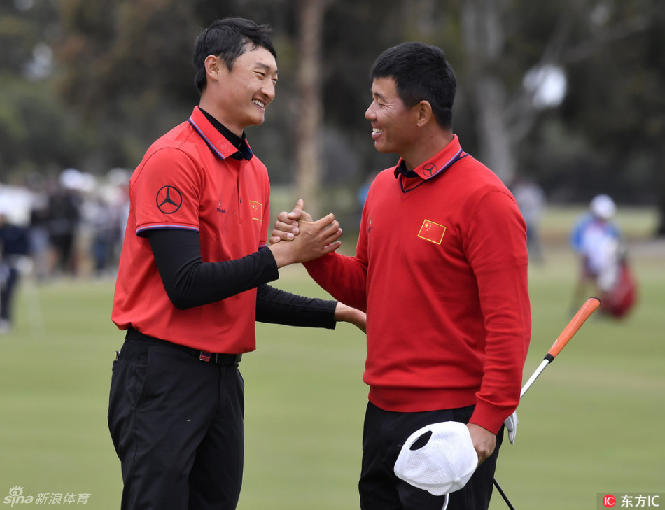 吴阿顺在果岭上全神贯注地观察推杆线路，微风拂过墨尔本的沙坑，他的眼神坚定而沉稳。