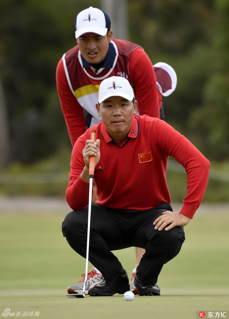 李昊桐推杆出手后，与吴阿顺一同凝神注视着球在果岭上滚动的轨迹，那一刻，整个世界仿佛都安静了下来。