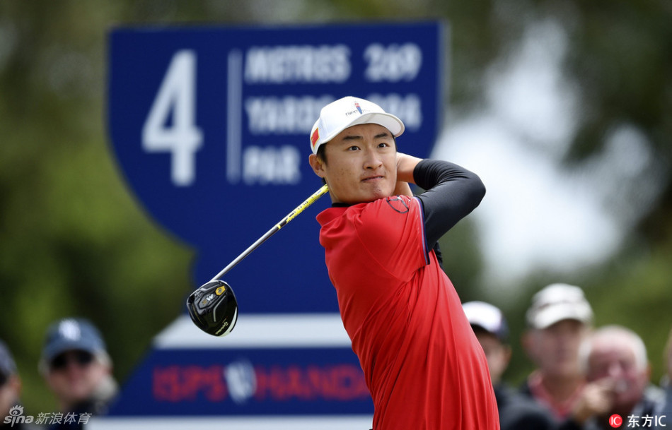 激情时刻！李昊桐与吴阿顺在成功抓鸟后，忘情地以撞胸方式庆祝，这是力量、喜悦与团队精神的完美迸发。