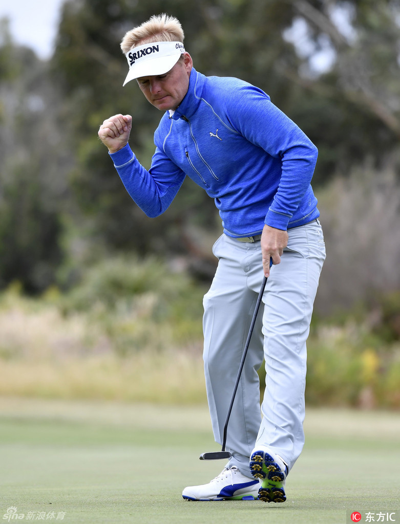 索伦·克尔森与搭档托比约·奥利森并肩走在球道上,分享战术,彰显无间合作