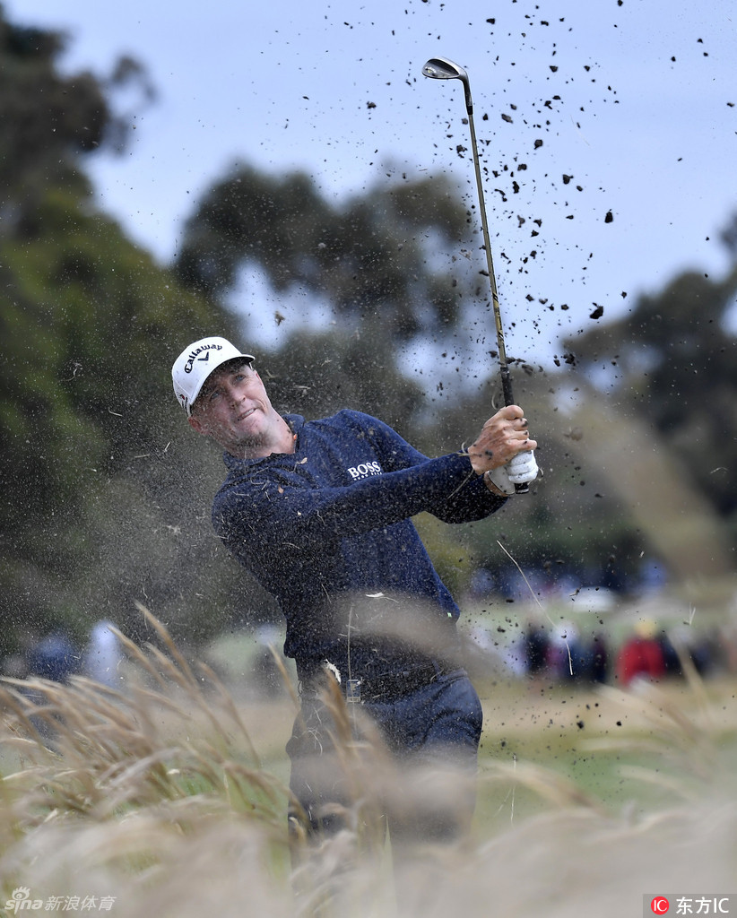 美国名将瑞奇·福勒在沙坑中救球,沙砾飞扬展现其精湛的短杆技术