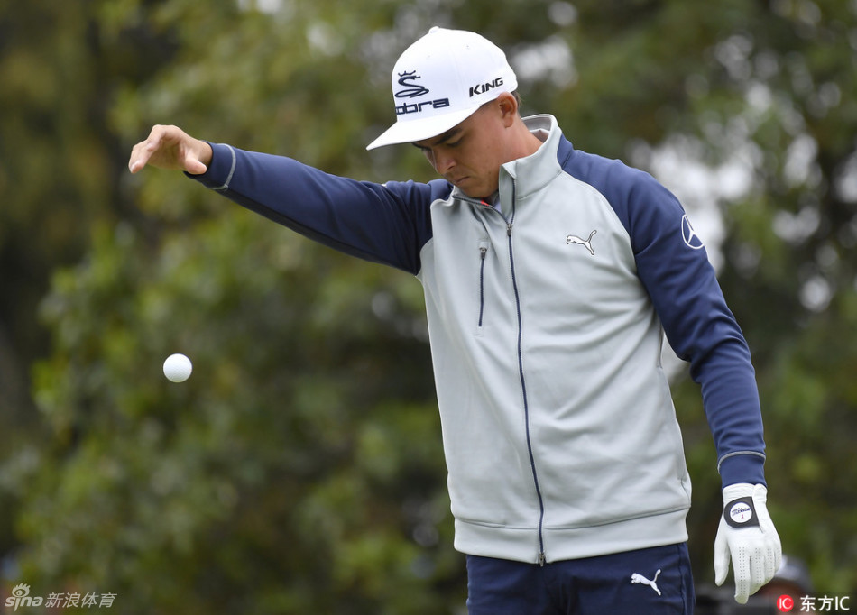 日本队石川辽与松山英树在果岭上击掌庆祝,团队精神在阳光下熠熠生辉