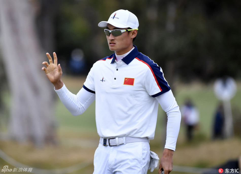 吴阿顺在长草中沉稳挥杆切球，小球精准飞向果岭旗杆