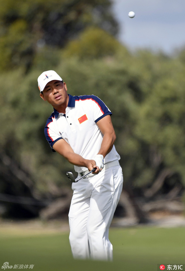 李昊桐在果岭边蹲下身，目光如炬地审视推杆线路与果岭起伏