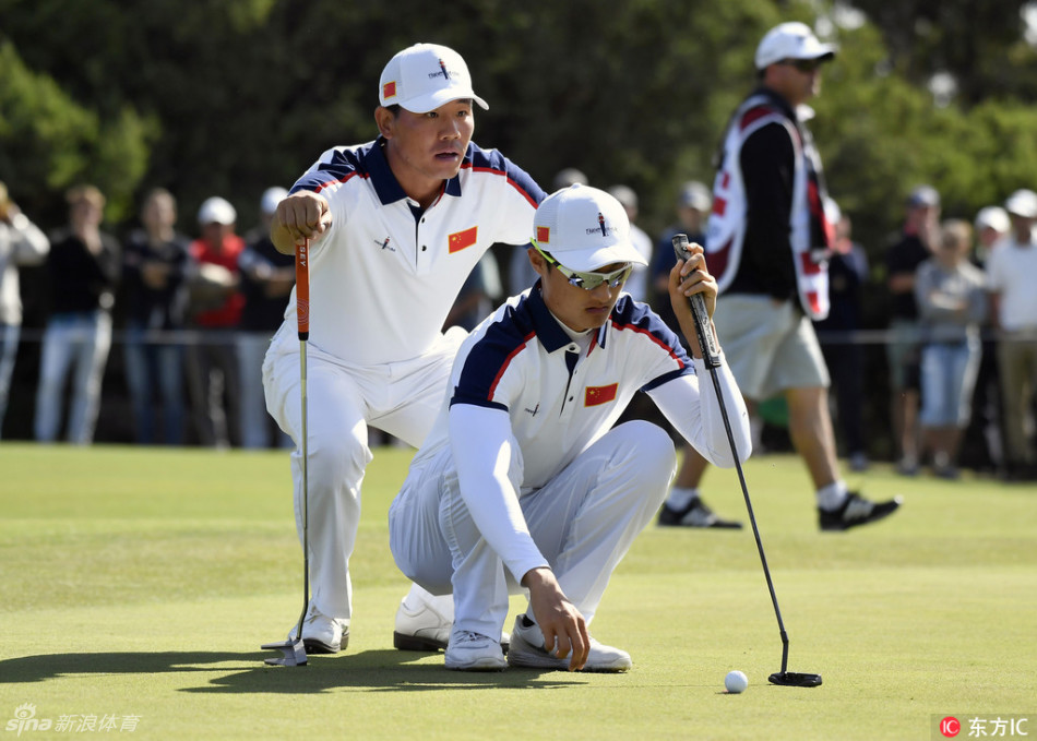 李昊桐与吴阿顺在比赛中紧密沟通，商讨击球策略