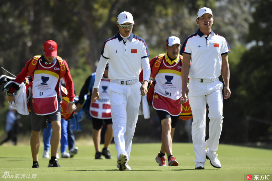 中国组合吴阿顺与李昊桐在世界杯领奖台上手持奖牌，笑容灿烂