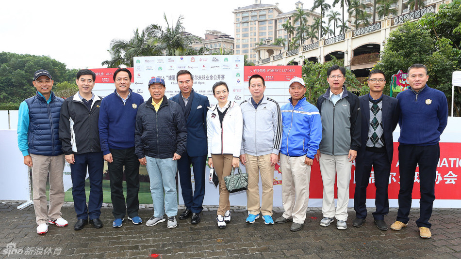 2016年塘厦杯中国业余公开赛总决赛开幕式嘉宾大合影，领导、嘉宾与参赛选手齐聚一堂，共同庆祝赛事三十周年荣耀启程