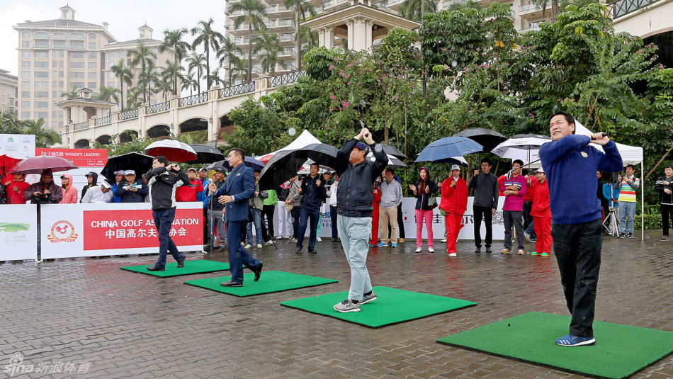 赛事组委会成员与合作伙伴在三十周年背景板前合影留念，共同记录这一中国高尔夫发展历程中的重要里程碑