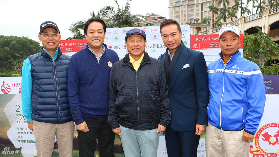 开球仪式上嘉宾挥杆瞬间，白色小球划破天际，象征中国业余高尔夫运动充满希望的未来征程