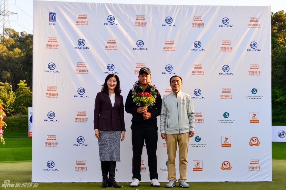 奖金王窦泽成在比赛中凝神思考，展现新生代领军人物的沉稳气度