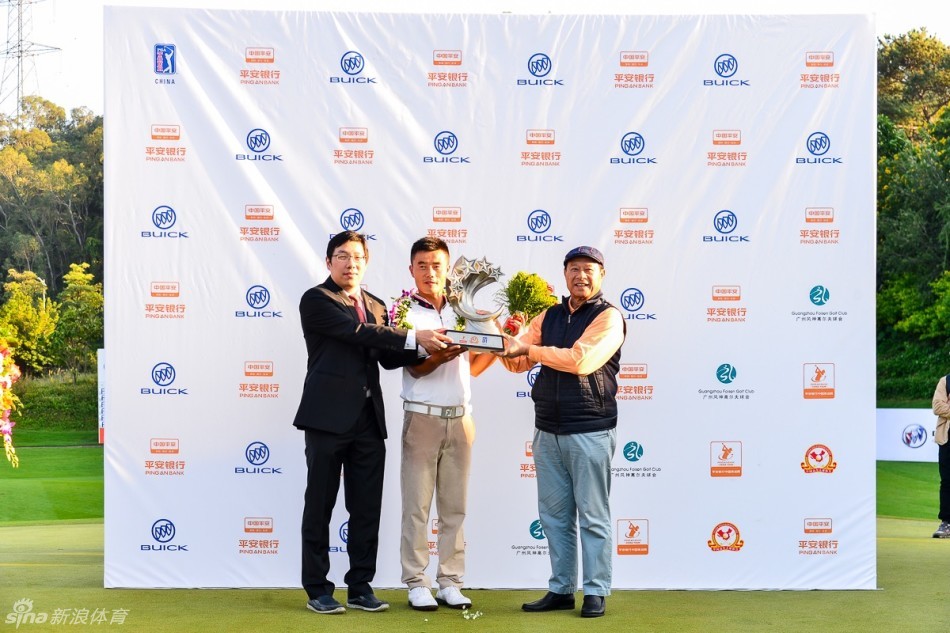 张蕙麟与并列亚军赵乐炫在赛场上友好握手，彰显体育精神与竞技友谊