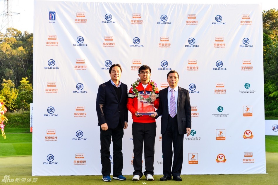 张蕙麟与张新军在香槟浴中开怀大笑，金色香槟映衬着胜利的喜悦