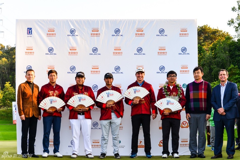 冠军张蕙麟在果岭上与奖杯单独合影，背影是广阔的球场与天空