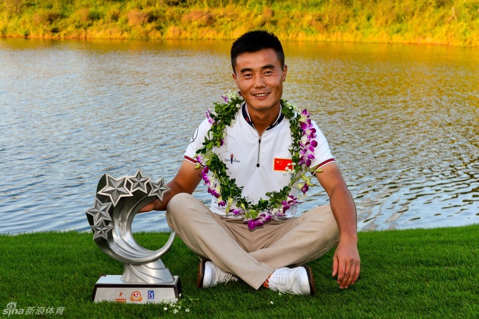 张蕙麟在第18洞果岭沉稳推杆，目光如炬锁定胜利一推