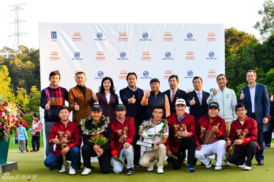 五位威巡赛中国会员与冠军张蕙麟并肩而立，展现中国高尔夫的中坚力量