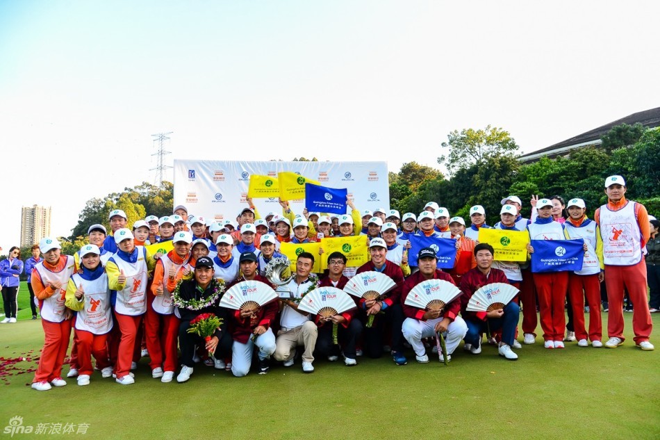 韩国球员金兑祐在练习区大幅舒展筋骨，为下一轮激烈对抗做好准备