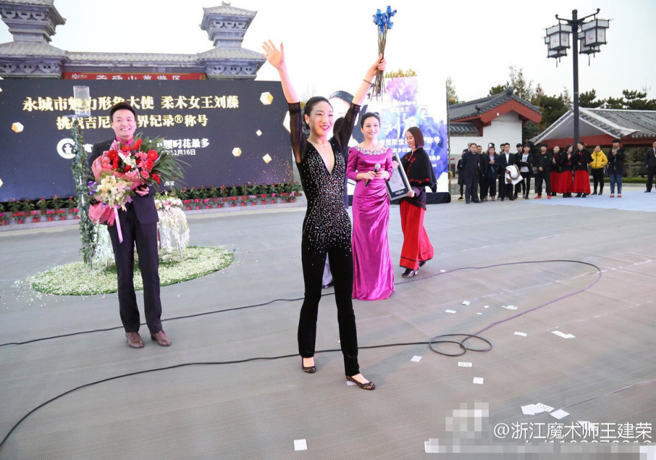 中国柔术女王肉丝装献技 各种姿势都能来!(组图)